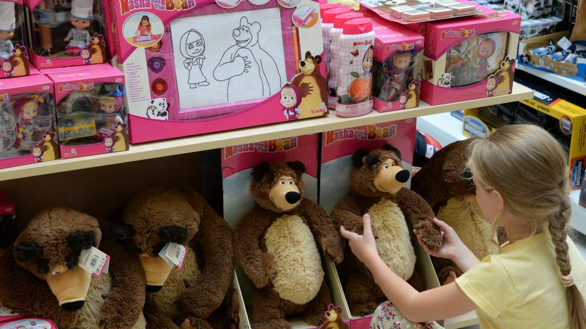 propagandistii lui putin vor ca animatia masa si ursul sa fie interzisa pentru ca fetita este prea emancipata traieste fara parinti