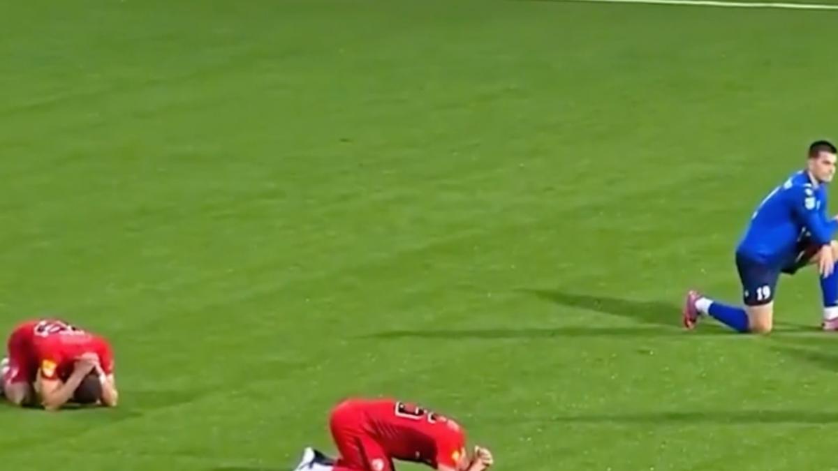 Un antrenor de fotbal de 44 de ani a murit în timpul unui meci. Momentul în care partida este oprită iar jucătorii izbucnesc în lacrimi