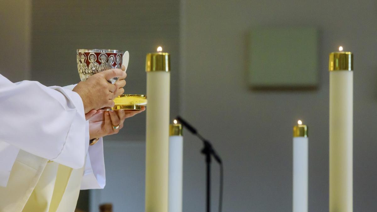 un preot din italia a fost socat cand a vazut ce faceau doi tineri in biserica a programat o slujba de purificare