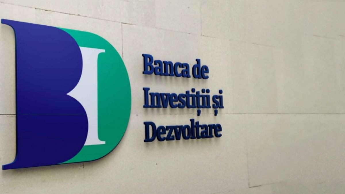 banca fara activitate unde statul plateste salarii de zeci de mii de euro pe luna degeaba in primii doi ani s au facut angajari