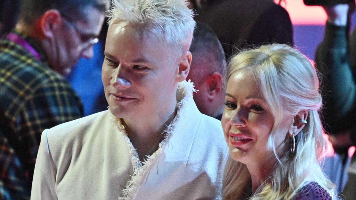 cuplul momentului in rusia cantaretul de razboi shaman si cenzorul internetului rus mizulina s au casatorit la donetk in ucraina