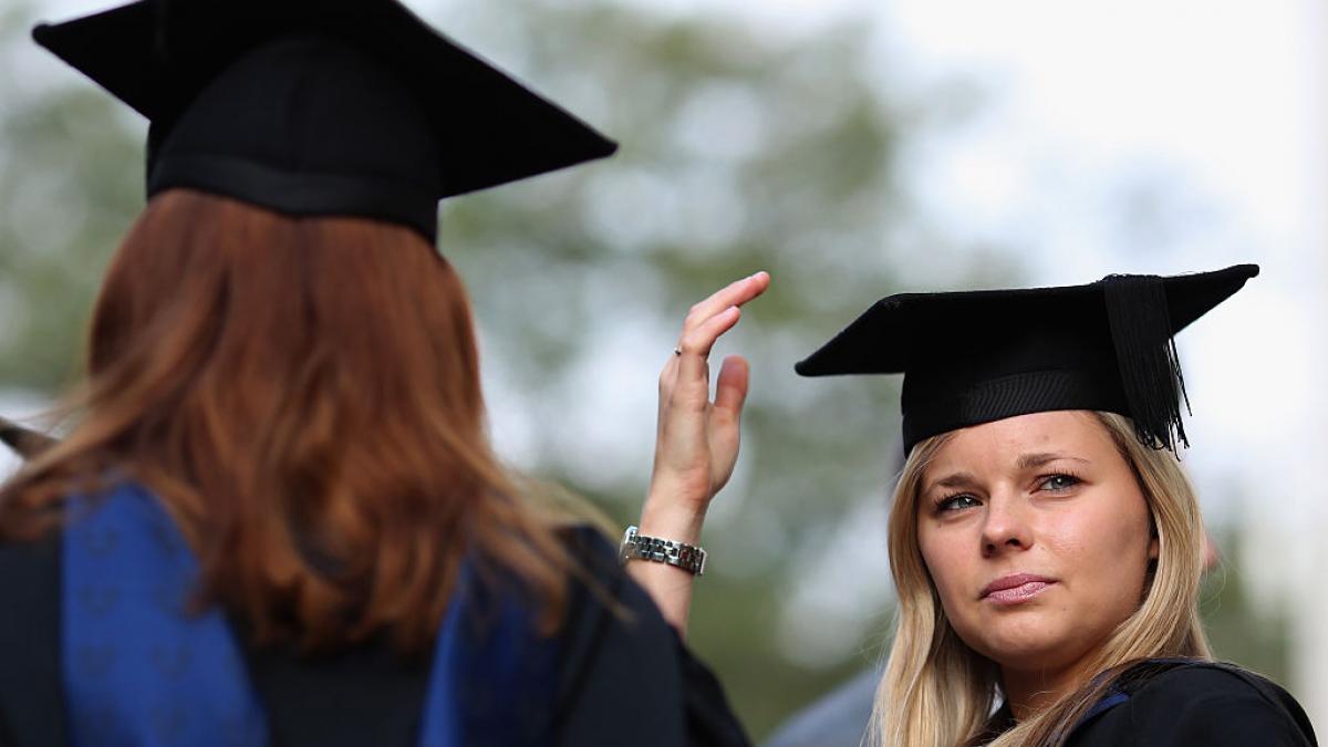de ce sa mai merg la facultate dupa ani de studii si taxe uriase tinerii ajung sa castige cat un casier intr un supermarket