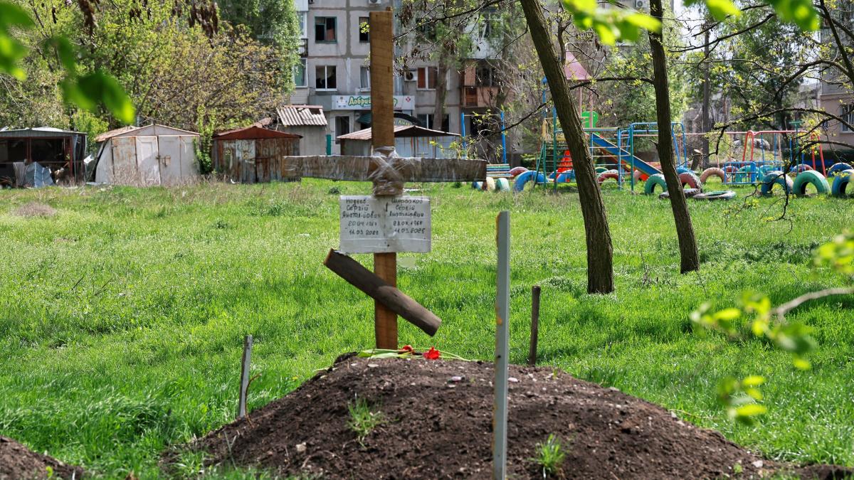 peisaj sinistru in pokrovsk civilii ucisi de bombardamente au ajuns sa fie ingropati direct in fata blocurilor in care au locuit