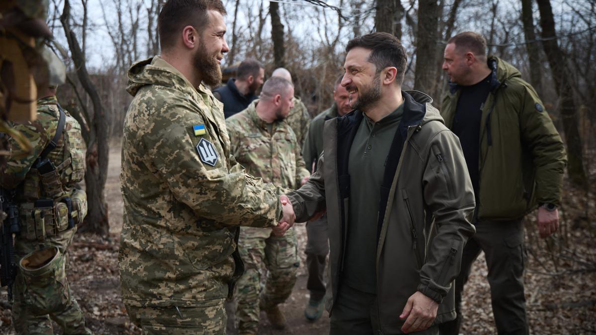 ucrainenii neaga informatia ca au fost incercuiti de rusi in pokrovsk volodimir zelenski a vizitat trupele care apara orasul