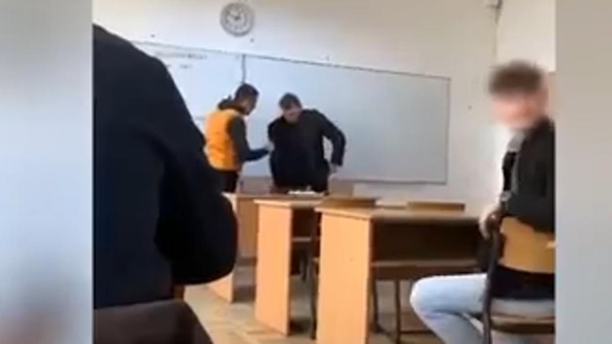 imagini incredibile cu un elev care isi agreseaza profesorul la catedra cazul din caras severin anchetat abia dupa 4 ani