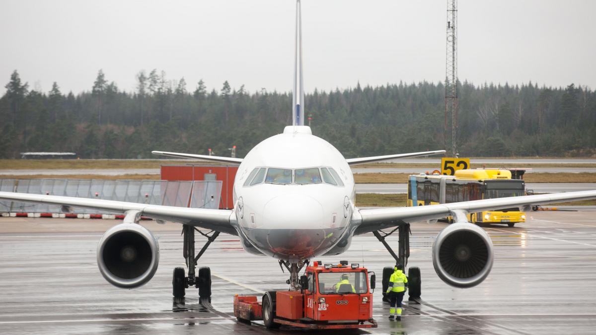 mai multe zboruri de pe un aeroport din goteborg au fost anulate dupa ce o drona suspecta a aparut in zona