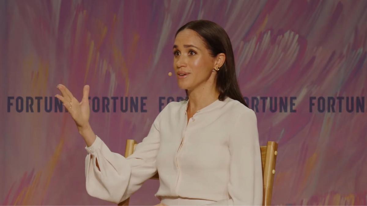 meghan markle revine la cinema a filmat deja cateva scene pentru o pelicula noua in care joaca si lily collins despre ce e comedia