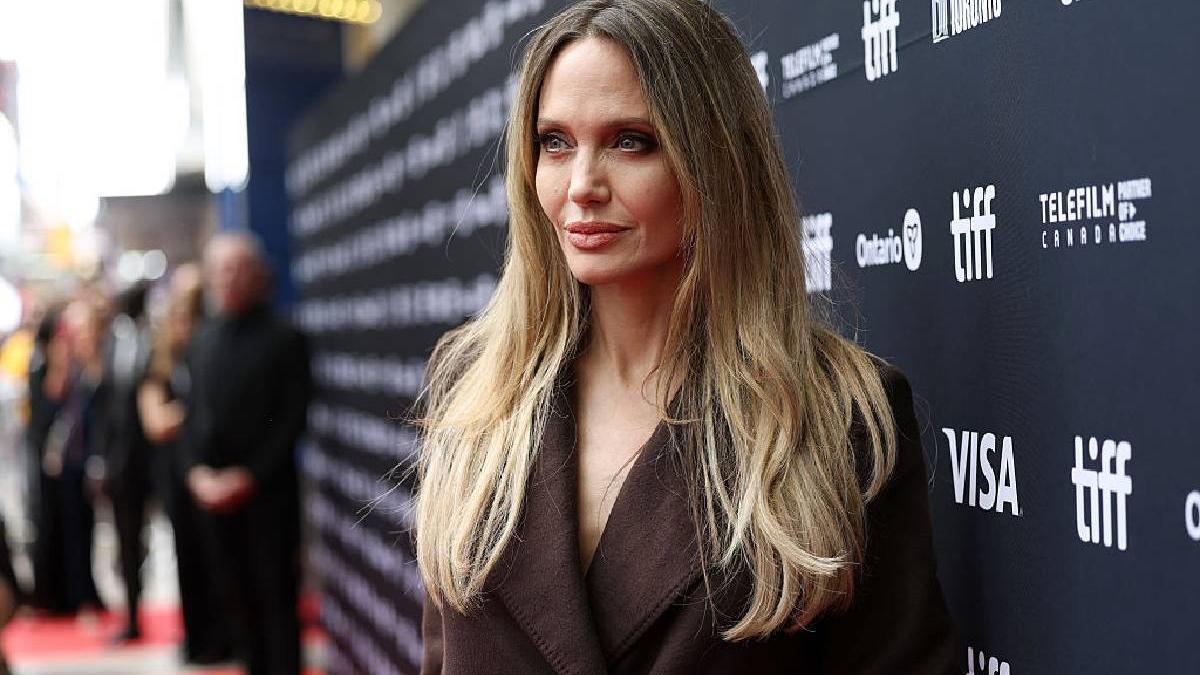 momente tensionate pentru angelina jolie care a vizitat herson in ucraina soferul ei ar fi fost inrolat in armata