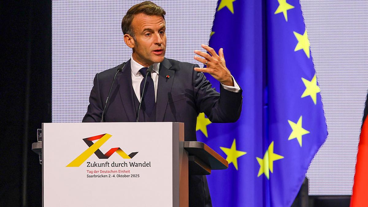 politico macron este cel mai prost presedinte al frantei o spune batranul sau mentor