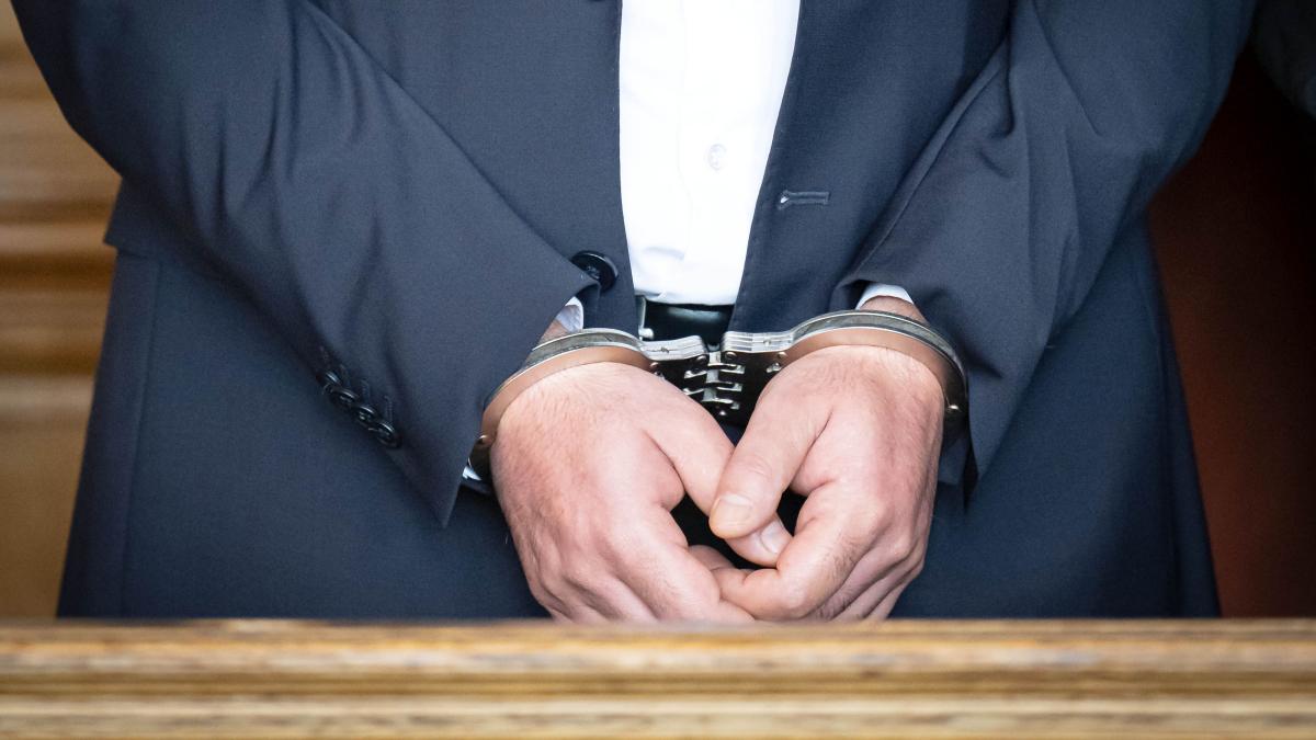 un profesor de canto din capitala a fost arestat dupa ce ar fi agresat sexual doua eleve de 13 ani el oferea meditatii si la craiova