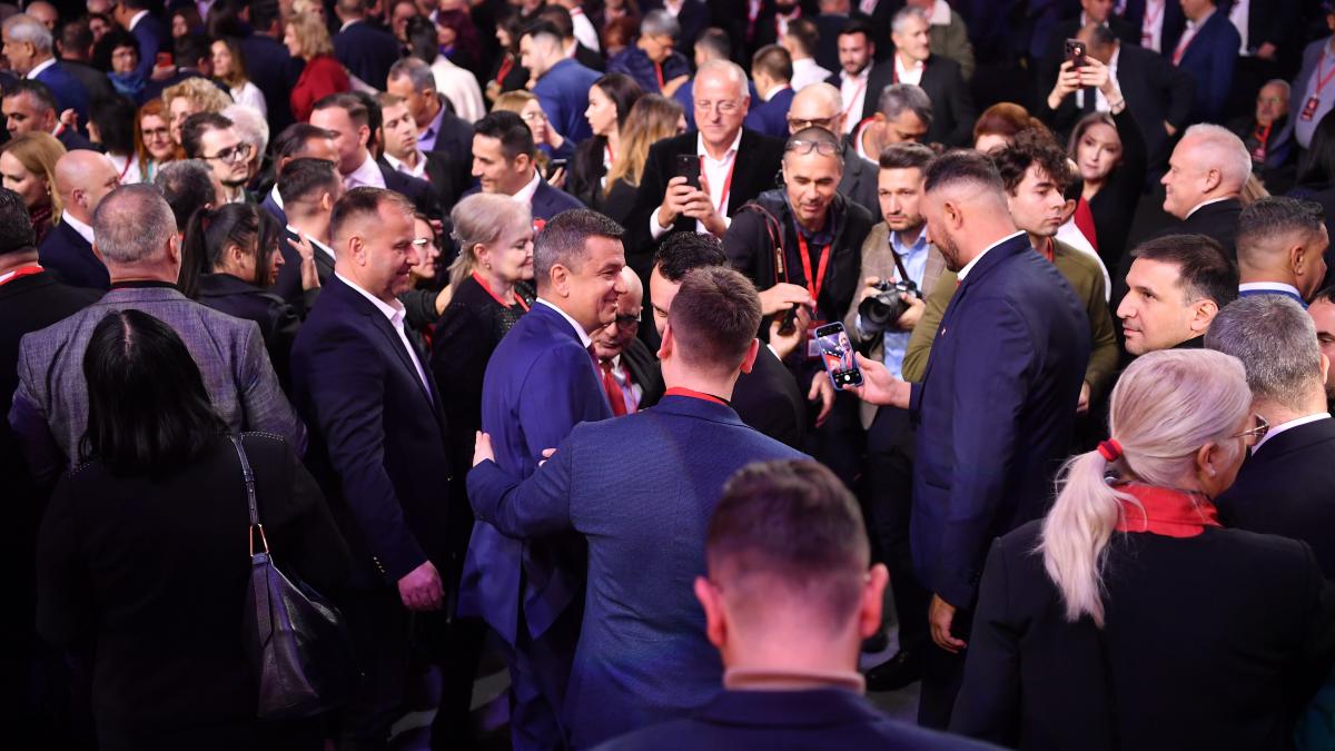 ce nu s a vazut la congresul psd unghii in culoarea partiduluil tinute de gala si mici pe saturate