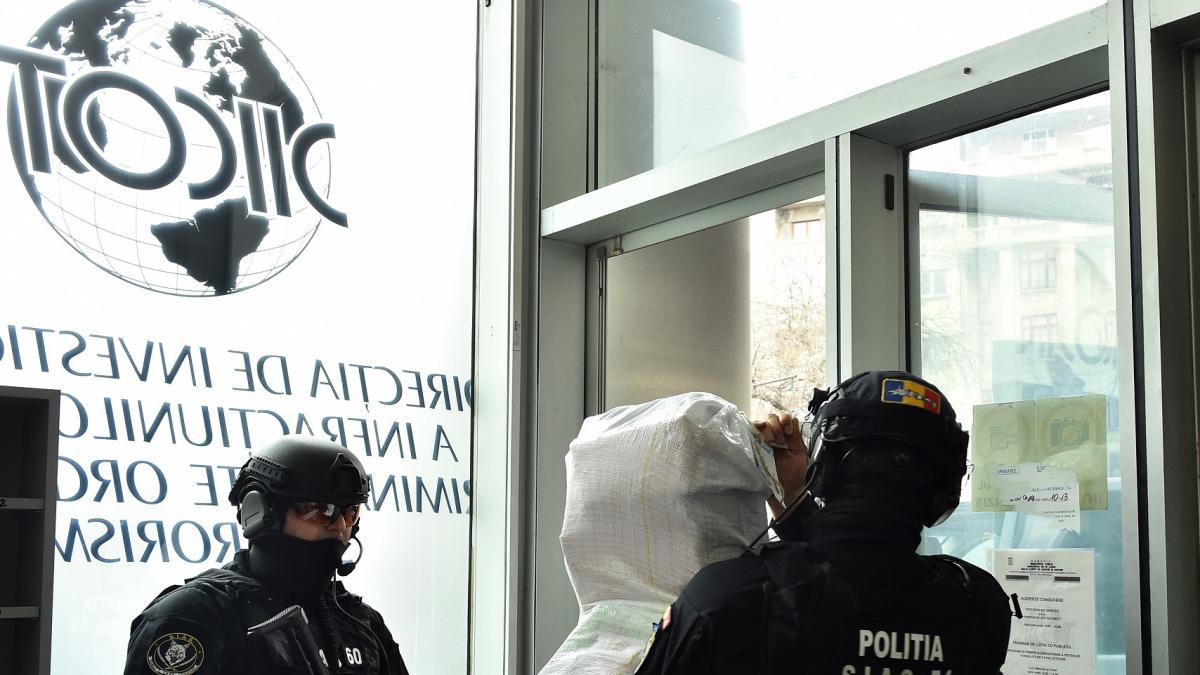 cinci persoane au fost retinute in dosarul fabrica de mosteniri diicot cere arestarea unui notar si a unui executor judecatoresc