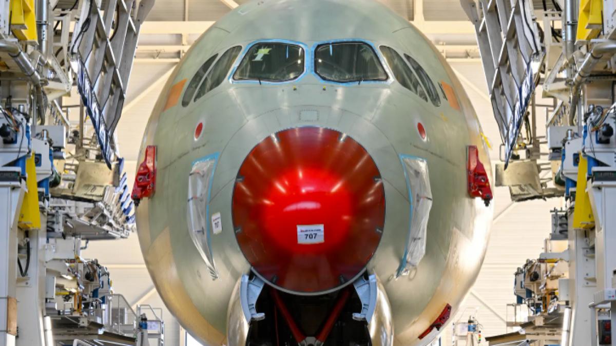 primele imagini cu avionul care va putea zbura pana la 22 de ore fara escala investitorii au fost insa dezamagiti