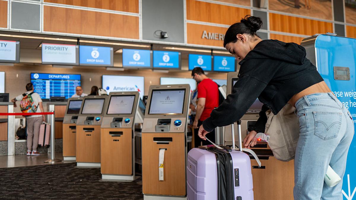 sute de zboruri din sua sunt anulate vineri pe masura ce continua cel mai mare shutdown guvernamental