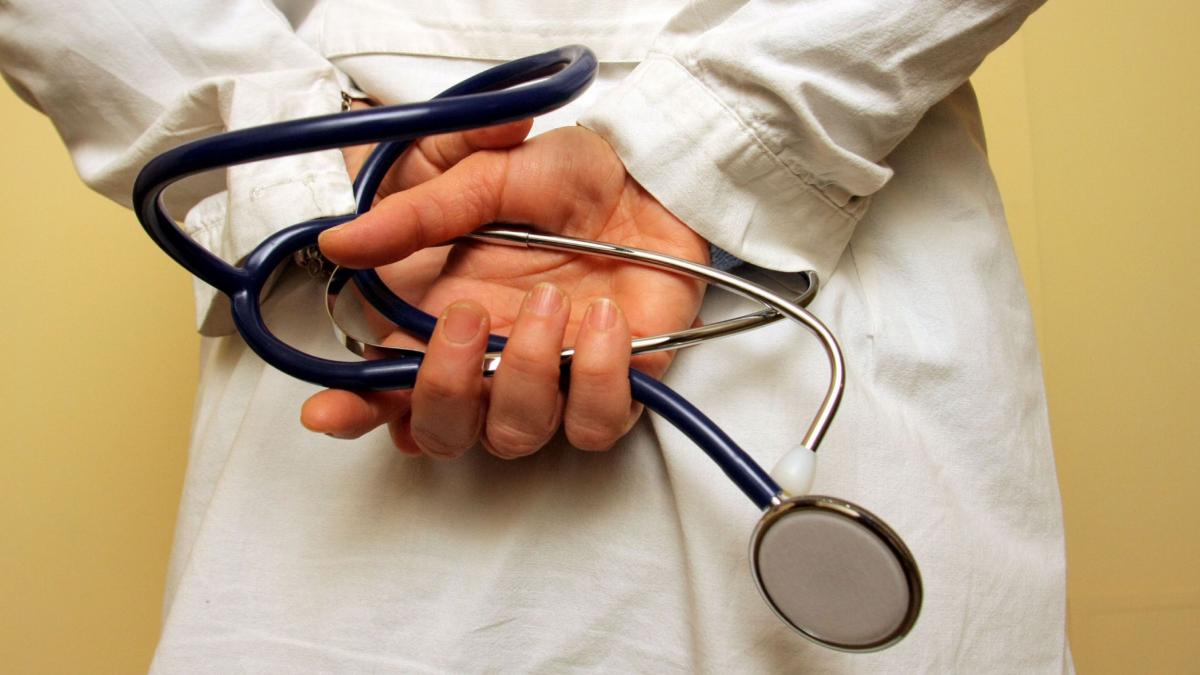 un medic a fost suspendat pentru 12 luni dupa ce a lins berea de pe colega sa