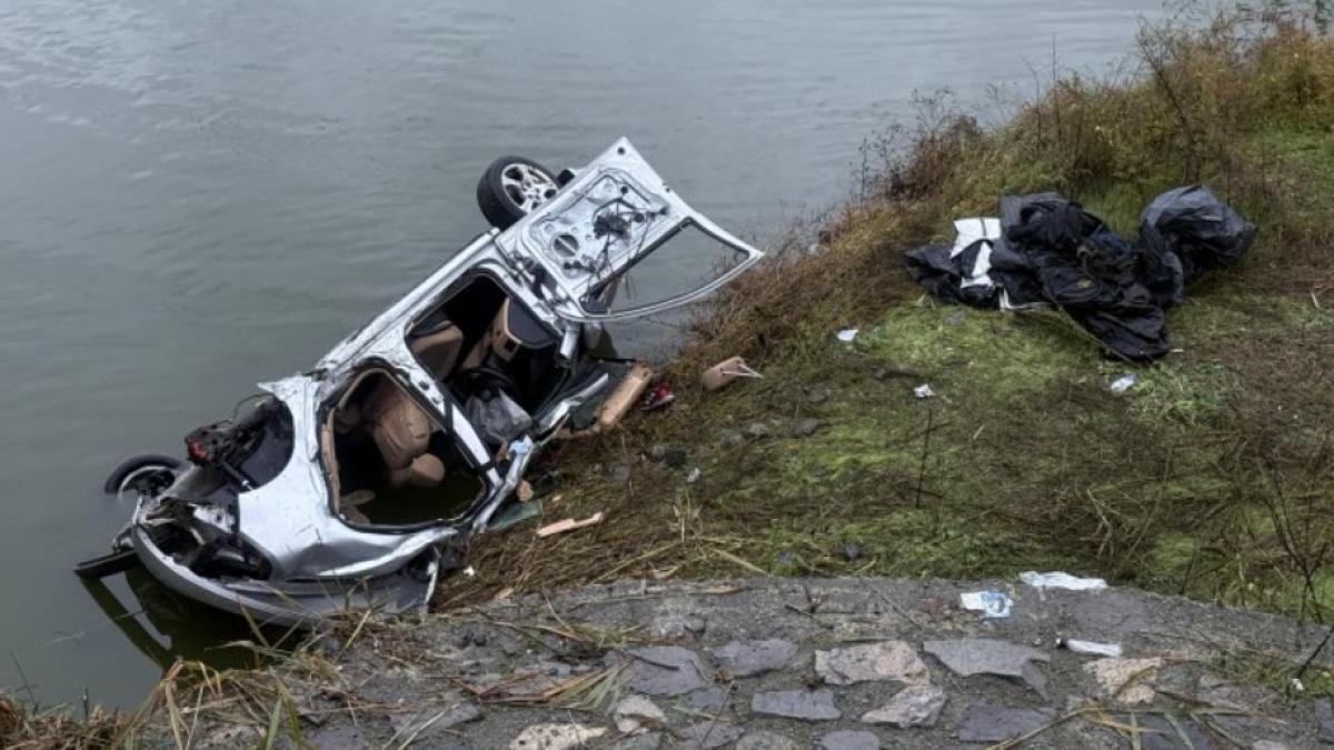 un sofer roman cu masina plina de migranti urmarit de politie a plonjat intr un lac in bulgaria sase oameni au murit