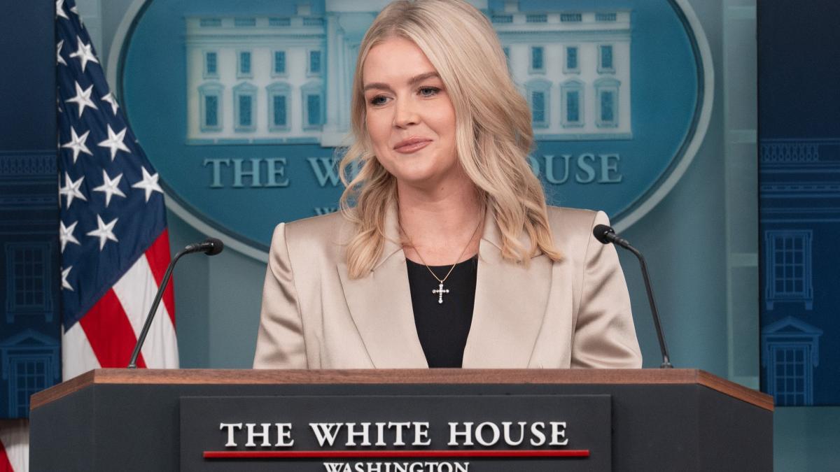 moment amuzant la casa alba viktor orban i a spus lui trump ca vrea s o ia in ungaria pe secretara americana de presa