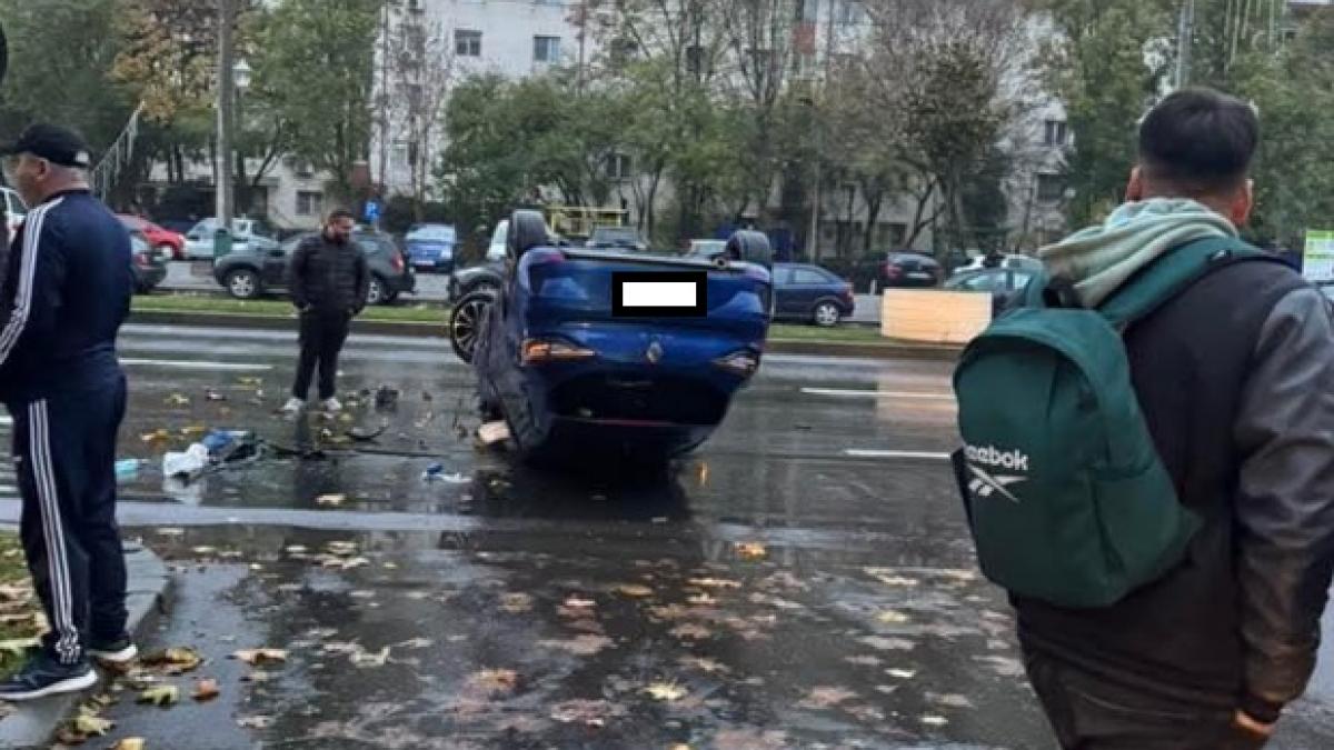 o soferita s a rasturnat cu masina in sectorul 4 din bucuresti dupa ce a lovit un stalp de iluminat public