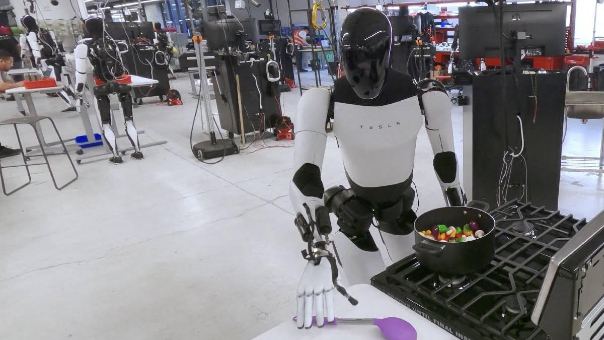 optimus robotul lui musk care te poate urmari peste tot ca sa nu fii infractor deocamdata a impartit bomboane de halloween