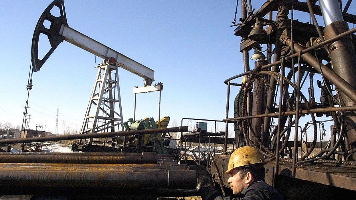 rafinariile din rusia au primit permisiunea de a amesteca alcool in benzina din cauza crizei de combustibili