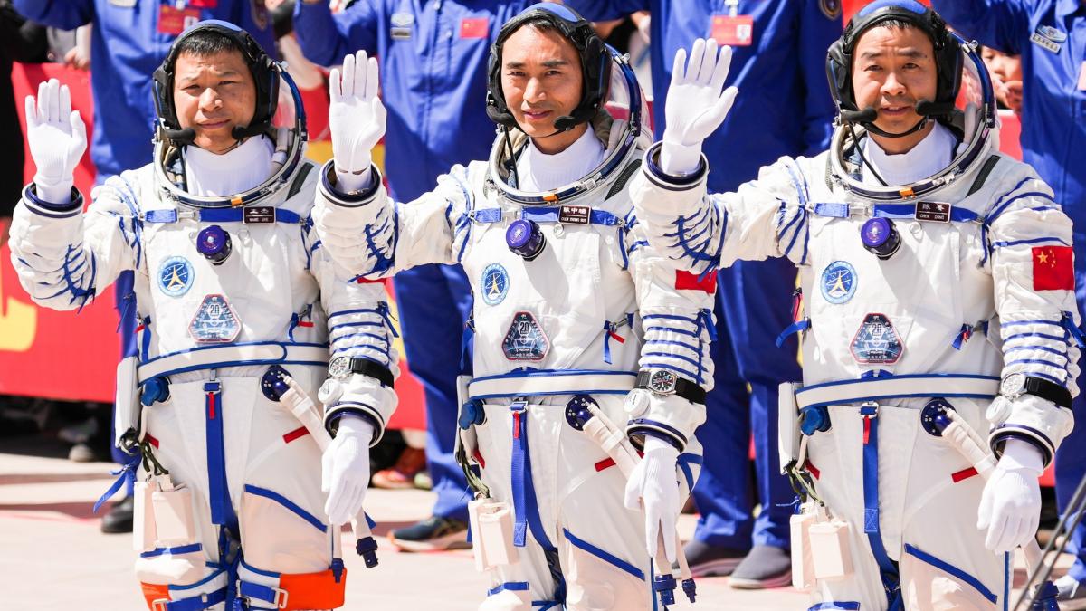 trei astronauti chinezi au ramas blocati in spatiu dupa ce capsula lor a fost lovita de un obiect misterios