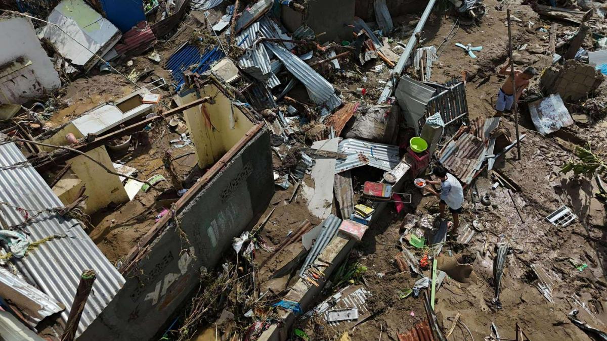 vanturile sunt puternice valurile foarte mari dupa kalmaegi vine fung wong un super taifun cu rafale de 185 km h