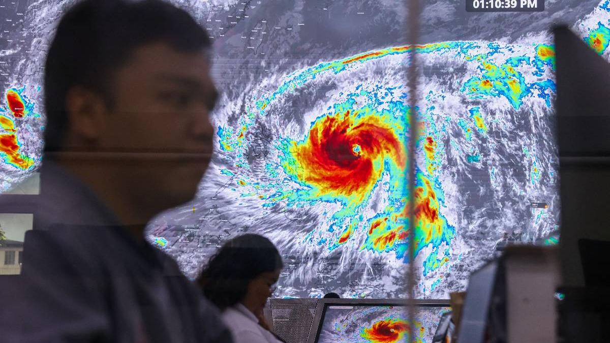 aproape un milion de oameni au fost evacuati dupa ce super taifunul fung wong a lovit filipinele