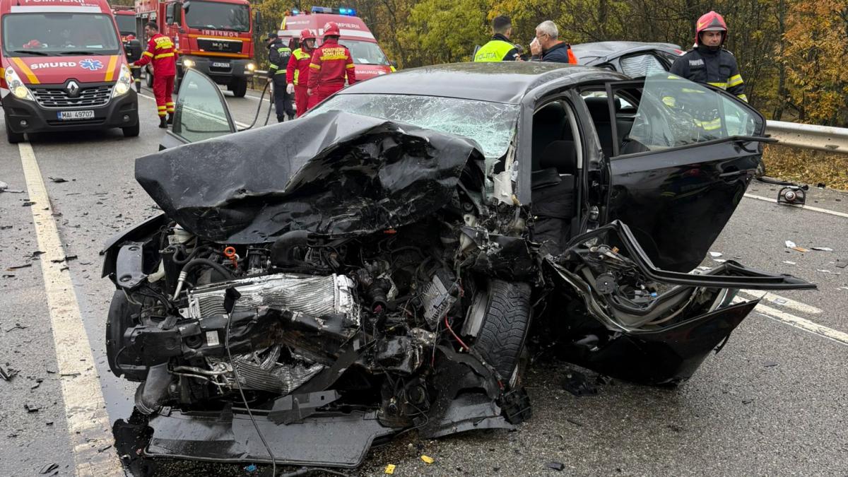 doi oameni au murit intr un accident langa craiova doua masini s au izbit frontal martorii spun ca un sofer s ar fi jucat pe telefon