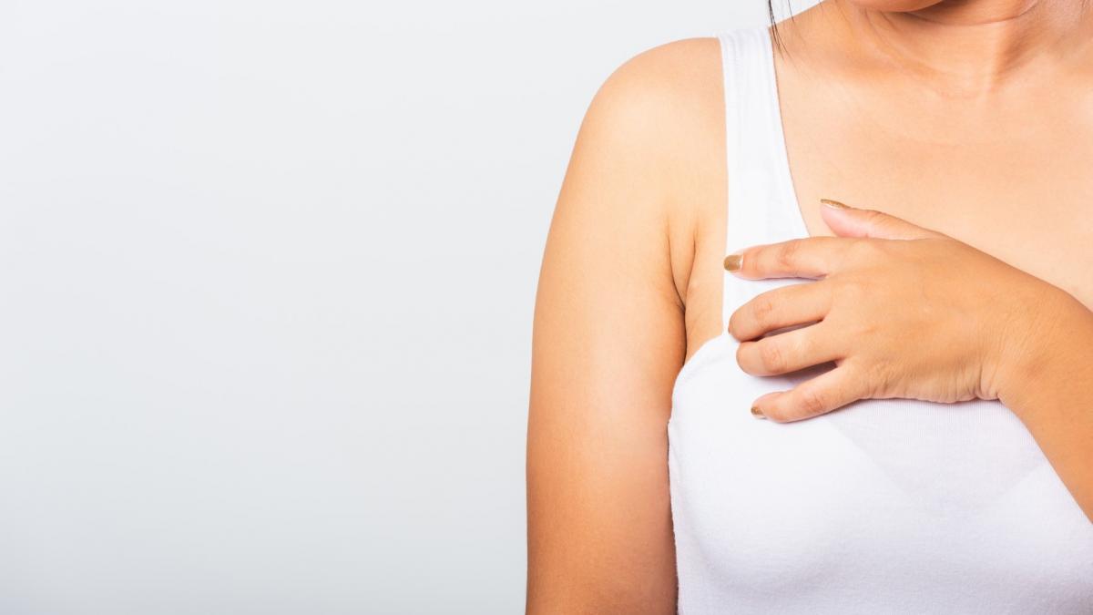 o femeie a ajuns la spital dupa ce a inceput sa secrete lapte prin axile