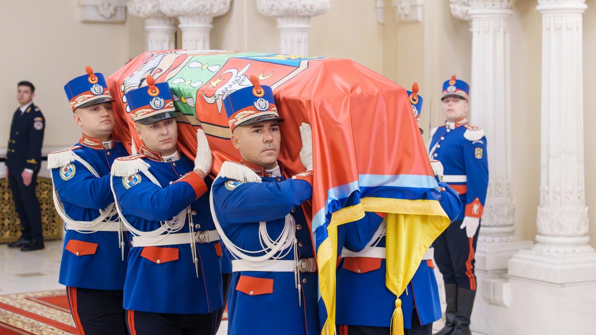 sicriul cu ramasitele domnitorului grigore ghyka este depus la cotroceni vizitatorii au acces pana la ora 20 00