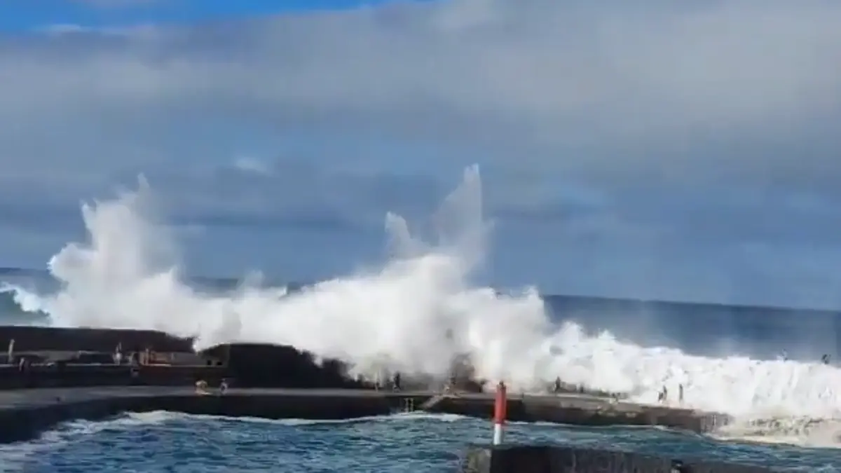 trei morti si 15 raniti in tenerife unde sunt valuri de patru metri au fost emise avertismente dar oamenii le ignora