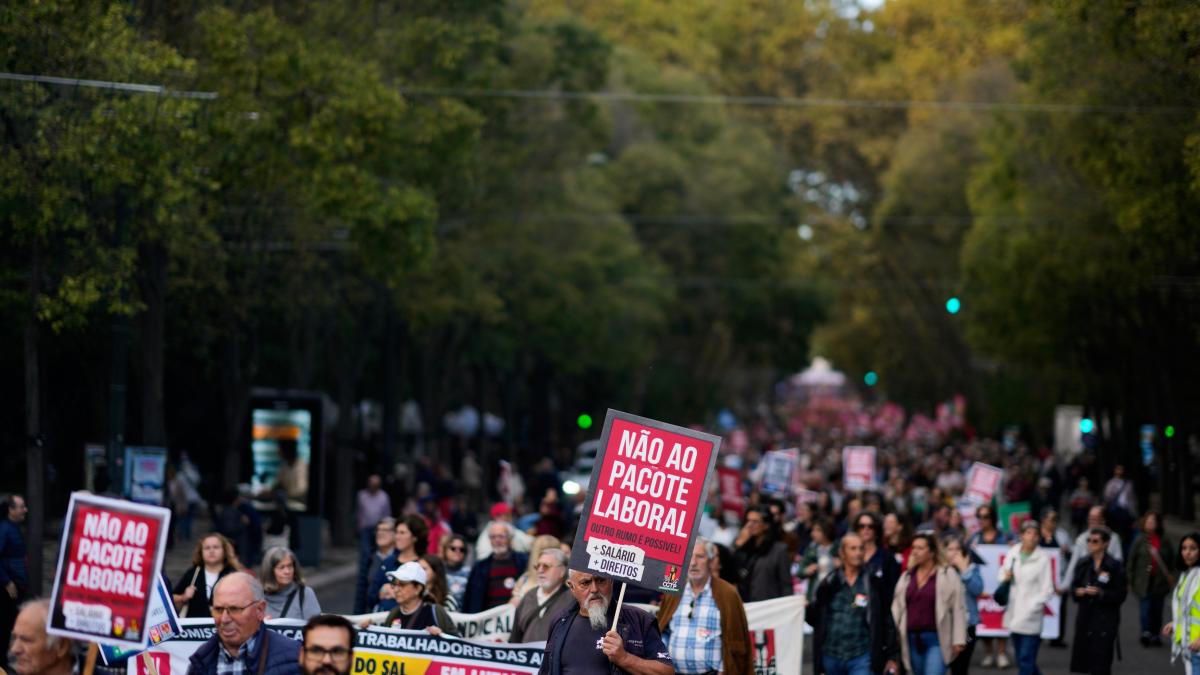 unul dintre cele mai mari atacuri la adresa angajatilor mii de oameni au protestat la lisabona pentru modificarile din codul muncii