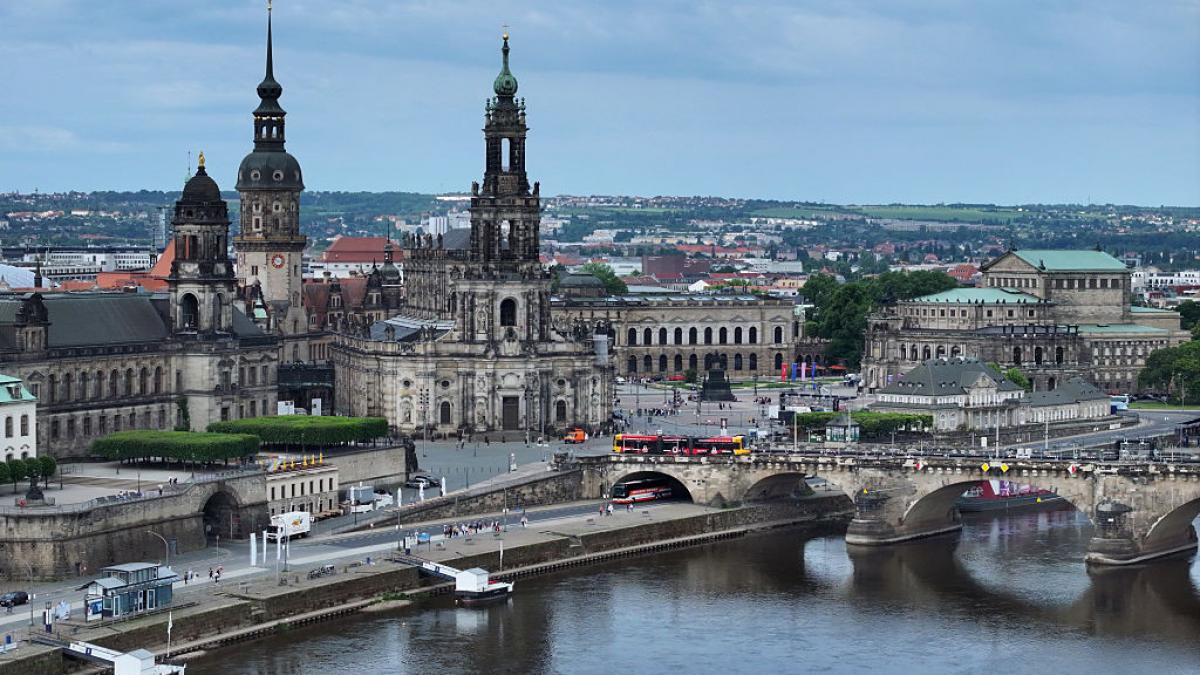 cum a reconstruit dresda palatul regal distrus de bombardamentul din 1945 restauratorii au folosit tehnici de acum sute de ani