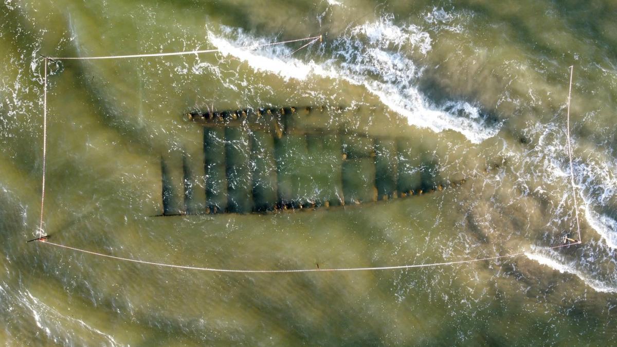 descoperire incredibila dupa taifunul kalmaegi o epava misterioasa veche de secole langa un port istoric imaginile sunt virale