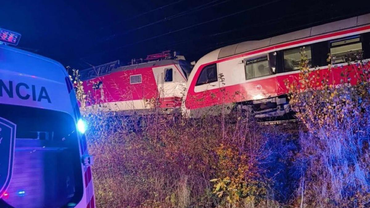 doua trenuri s au ciocnit in slovacia zeci de pasageri au fost raniti
