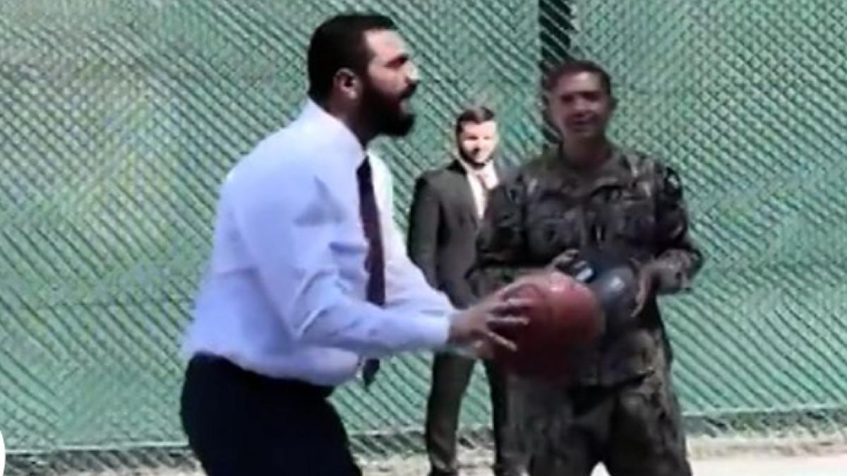 imagini virale cu presedintele siriei ahmed al sharaa in timp ce joaca baschet cu militari de top americani