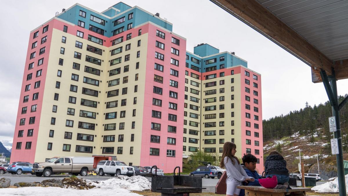 orasul in care toti oamenii locuiesc intr o singura cladire magazinul biserica si politia sunt tot aici nu trebuie sa iesim afara