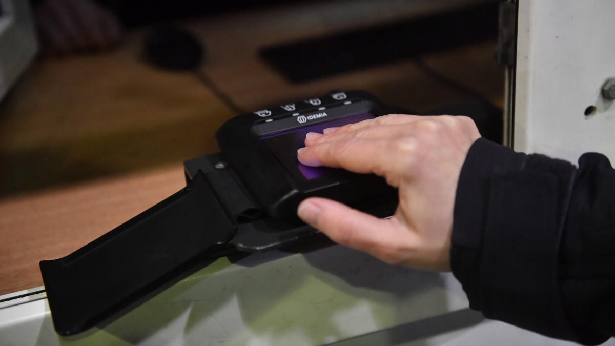 sistemul ees este extins la alte sase puncte de trecere a frontierei inclusiv un aeroport de astazi ce date colecteaza si de la cine