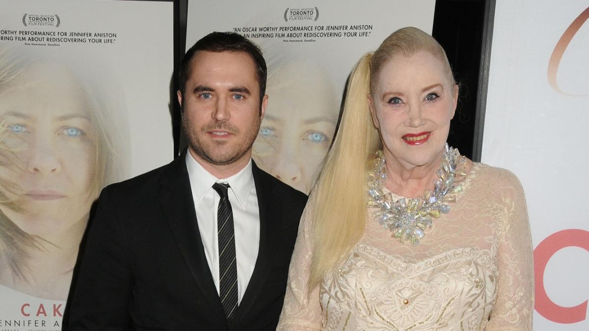 actrita sally kirkland castigatoare a unui glob de aur a murit la 84 de ani suferise rani grave dupa ce a cazut in dus luna trecuta