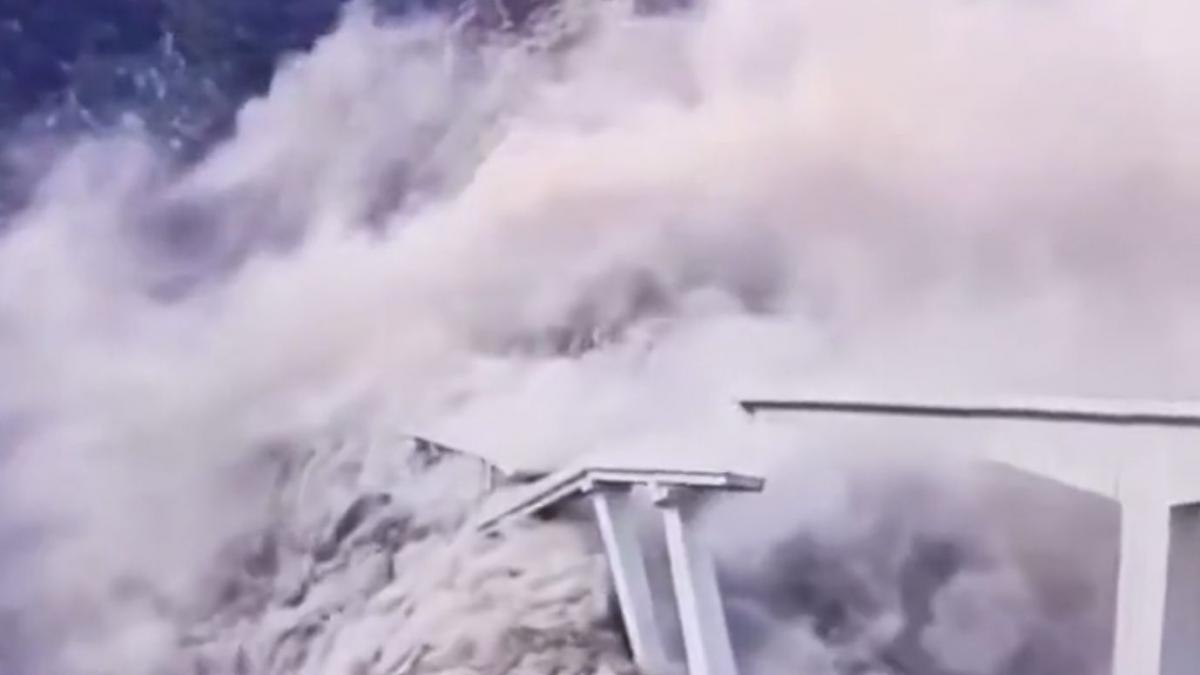 momentul in care un pod nou din china se prabuseste si distruge autostrada catre tibet