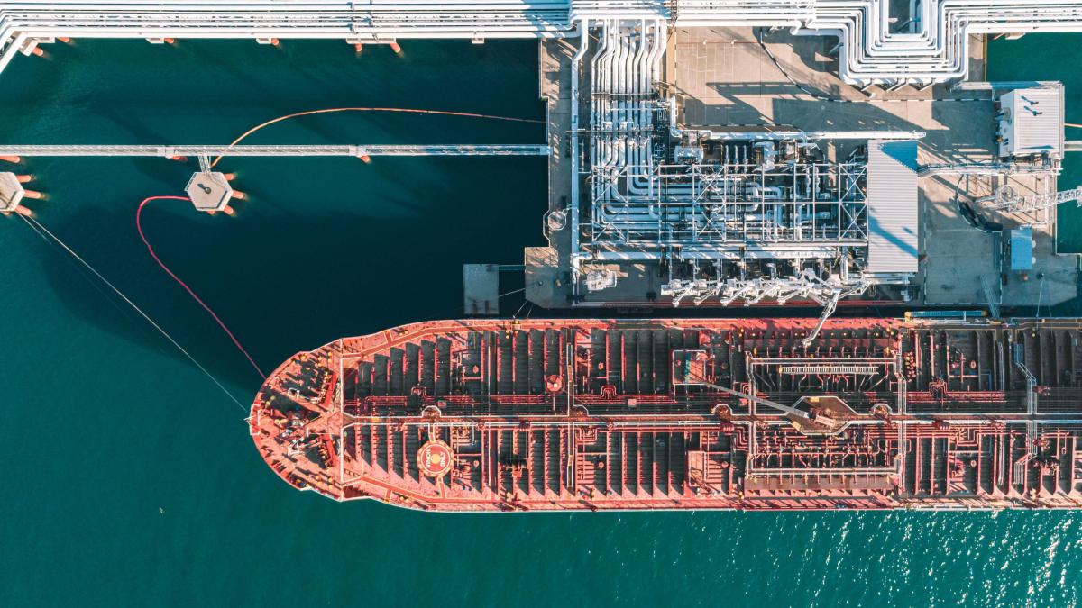 sanctiunile sua baga rusia in corzi moscova nu mai are unde sa vand petrolul si sta cu el pe mare