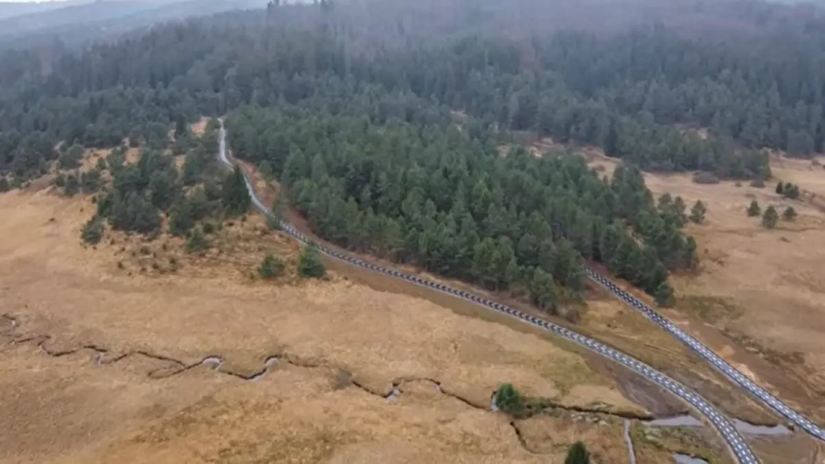 un sat din romania cu 14 oameni are pista asfaltata de biciclete care trece prin padurea cu lupi si ursi satul are drumuri din pamant