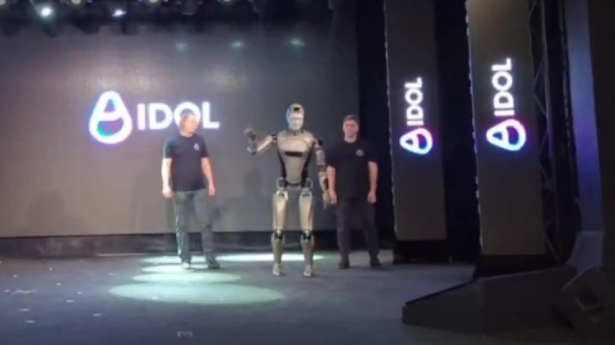 aidol primul robot antropomorf al rusiei s a impleticit si s a prabusit chiar la lansare