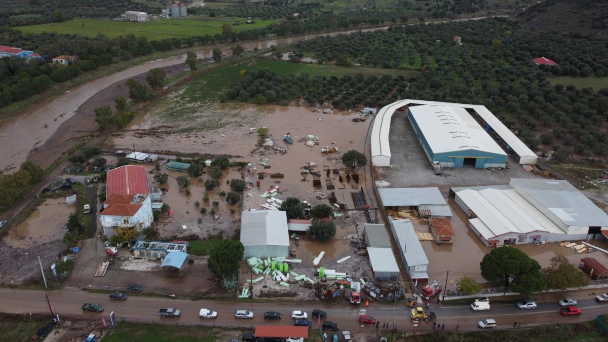 dezastru dupa inundatii in insulele grecesti din nord estul marii egee apa de 1 3 metri in unele zone un pod istoric a fost avariat