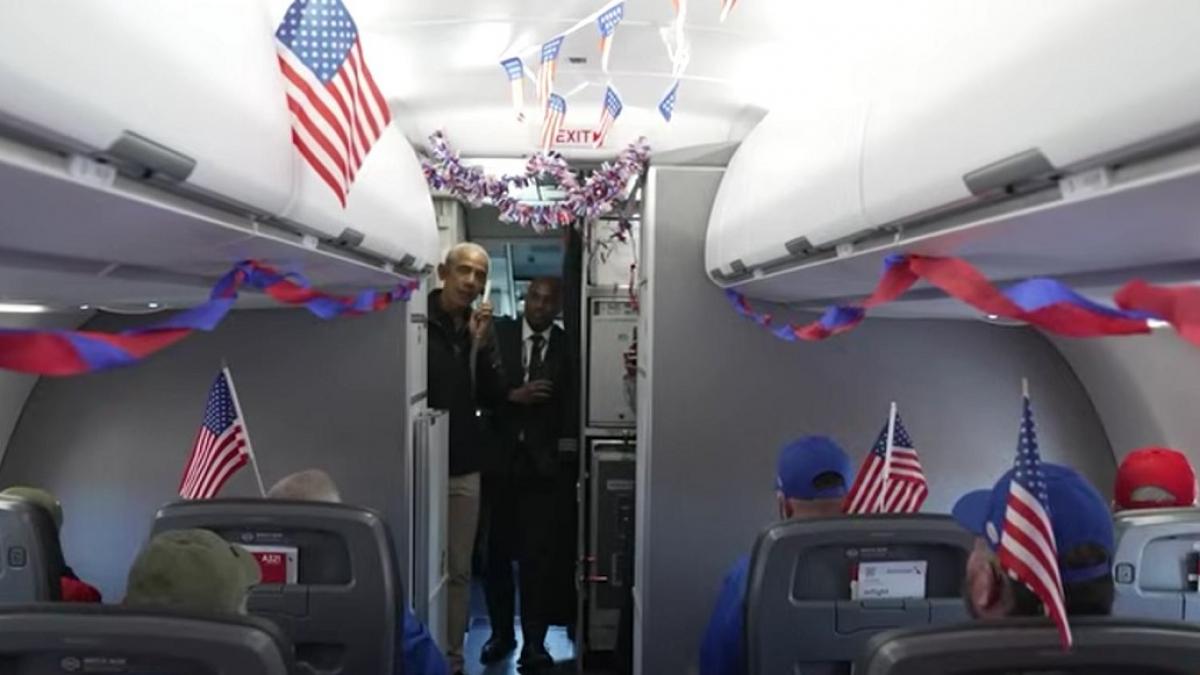 momentul in care barack obama ii face pe pasagerii unui avion sa planga sacrificiile voastre vor fi mereu onorate