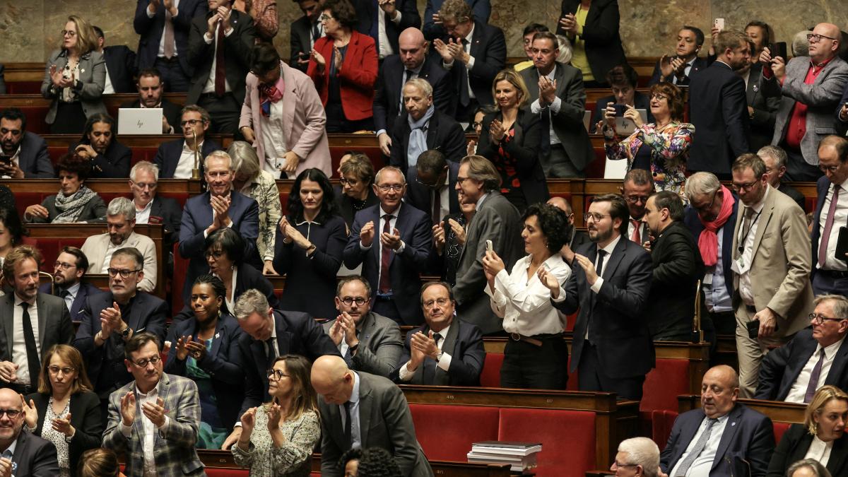 parlamentul francez a decis suspendarea reformei impopulare a pensiilor