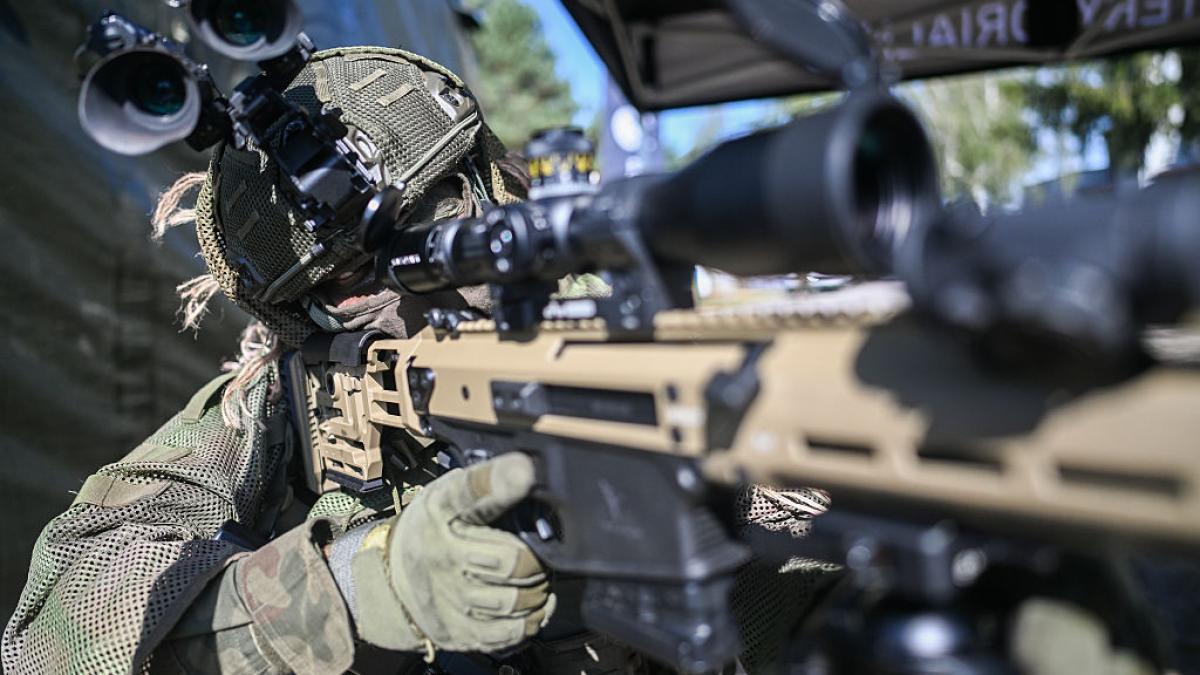 the guardian mai multi italieni bogati ar fi platit sarbi bosniaci sa i duca la sarajevo in timpul asediului pentru a ucide civili