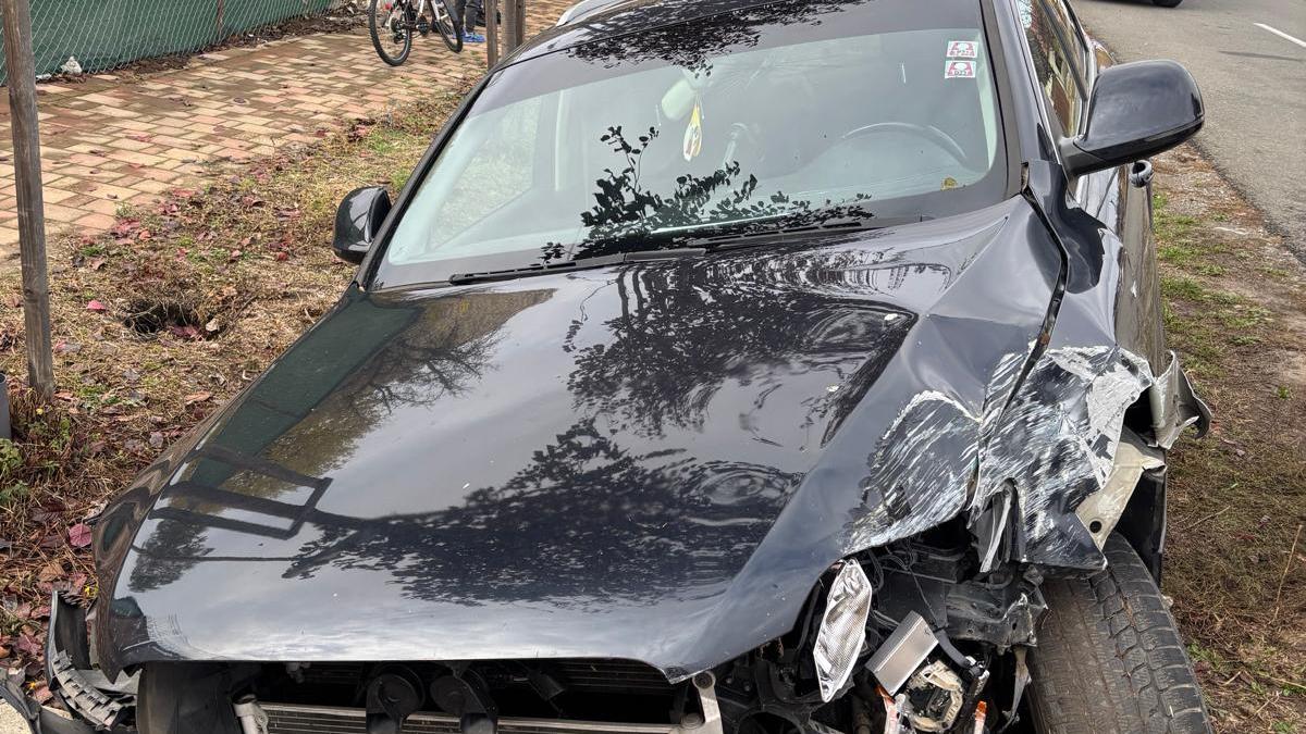 un barbat beat si fara permis a izbit o masina si un stalp de electricitate si apoi a plonjat intr o canalizare in sannicolau mare