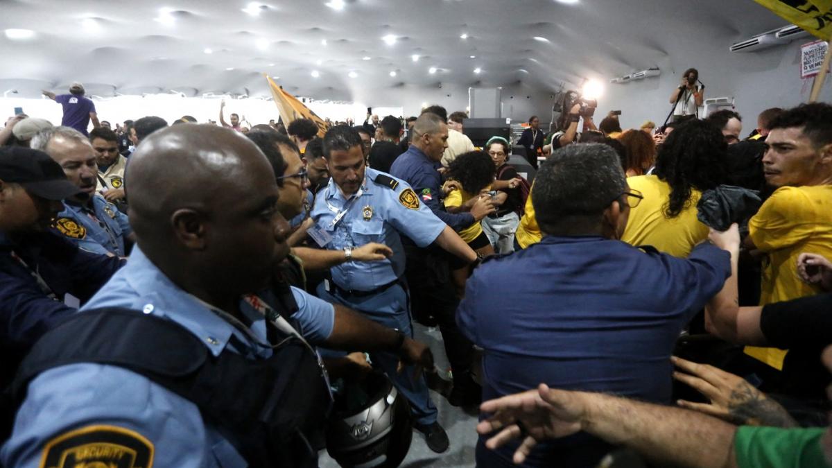 violente la summitul cop30 din brazilia protestarii au rupt barierele de securitate au navalit in cladire si s au batut cu politia