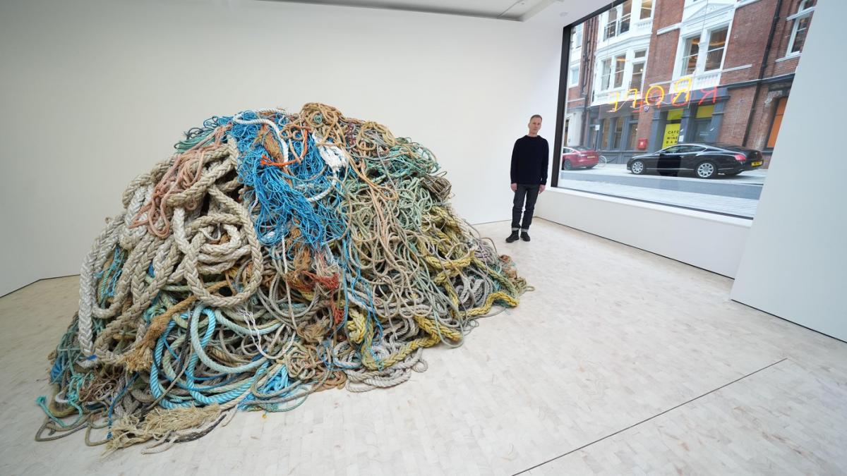 a adunat o gramada de funie veche pe care o vinde cu peste 1 milion de euro aceasta este arta